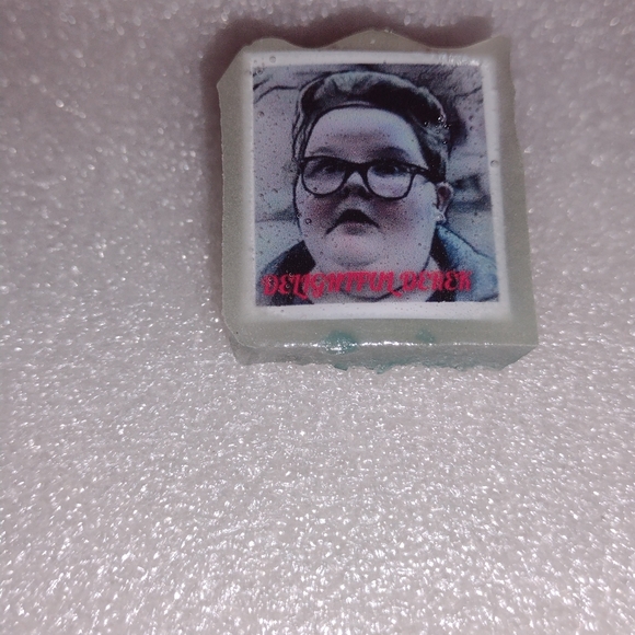 STRANGER THINGS 5 "DELIGHTFUL DEREK" 80'S GLOW ART PIN - Picture 8 of 11